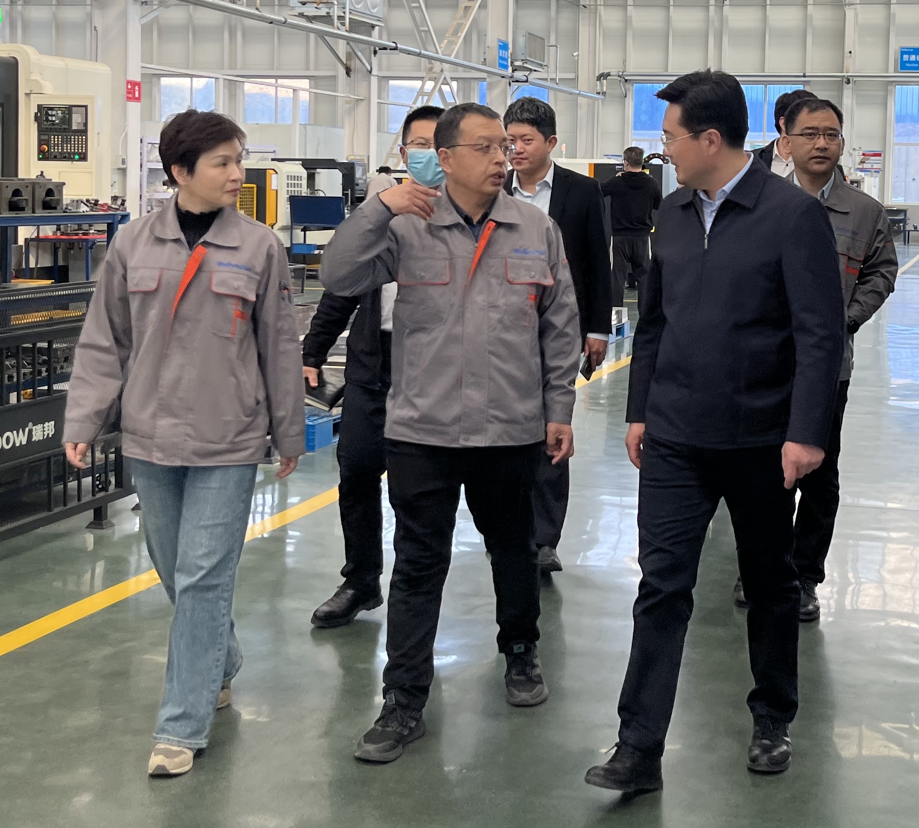 淄博市副市长、高新区工委书记李俊杰一行莅临公司 调研指导(图2)